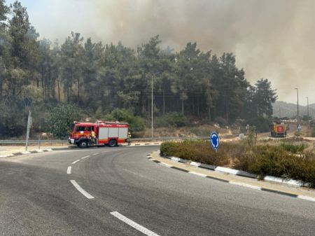 القدس: حريق مركبة يمتد إلى منطقة احراش قرب مفرق شمشون.